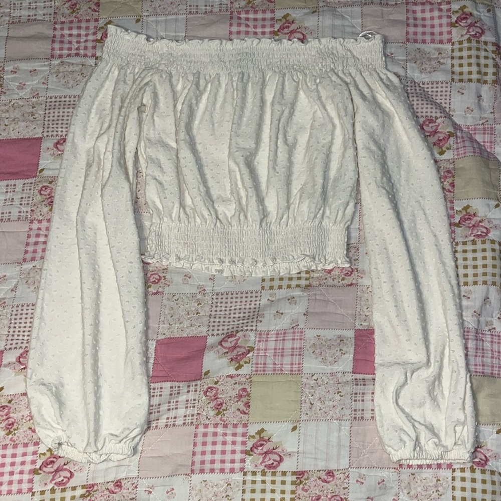 Off-shoulder long sleeve blouse 🤍